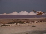 zoutbergen in het zuiden van Bonaire.jpg